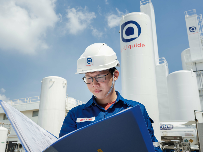 Men in front of an Air Liquide plant