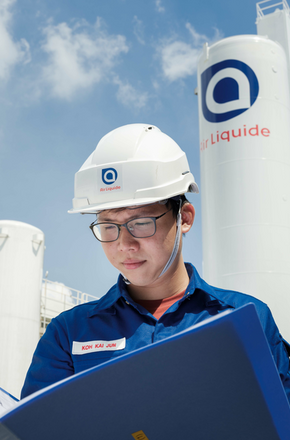 Men in front of an Air Liquide plant