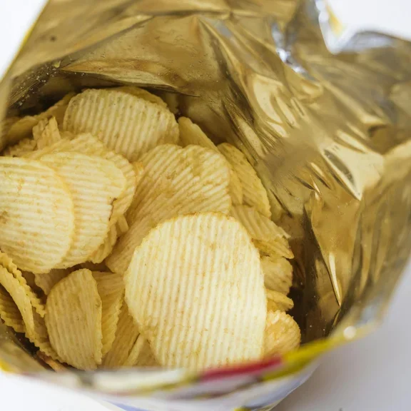 Fresh, crisp potato chips inside a snack bag protected from oxidation and crushing with Nitrogen flushing. Ensure extended shelf life and quality for food manufacturers with Air Liquide’s ALIGAL™ Modified Atmosphere Packaging (MAP) technology.